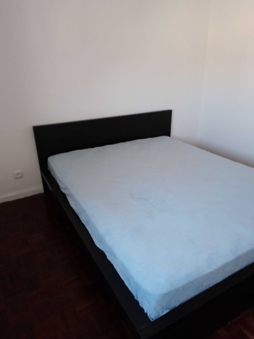 Pagamento em dinheiro. Cama de casal MALM IKEA, com estrado. 1,60 m larg. Cor preta. como nova