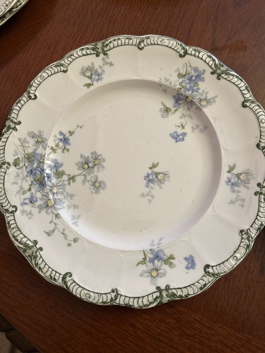 Тарілки привезені з Англії.3 під особу4 більші і 1 миска