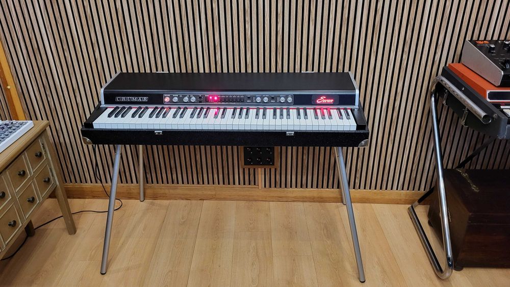 Crumar Seven com estojo acolchoado