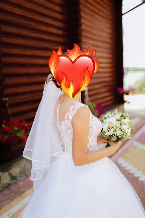 Весільна пишна сукня