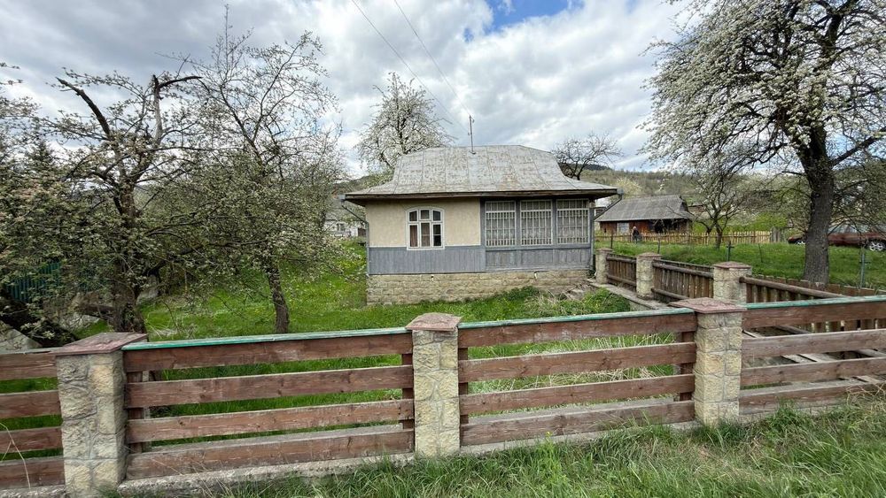 Продаж фасадної земельної ділянки з будинком у м. Яремче, уч. Дора Локація: район АТБ та UPG