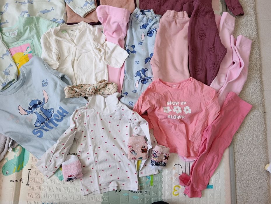 Pack com cerca de 20 peças de roupa menina 9 a 24 meses