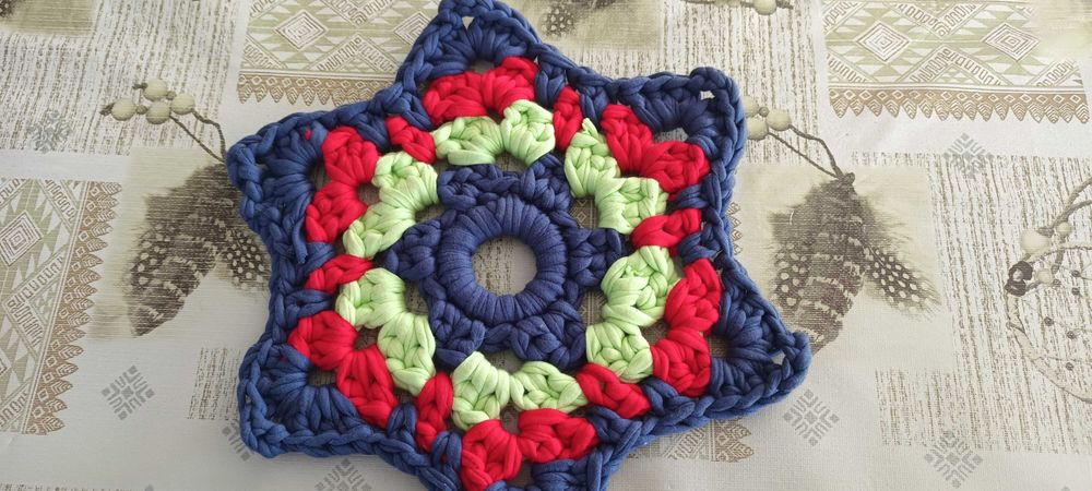 Base em Flor, feito à mão em fio de malha