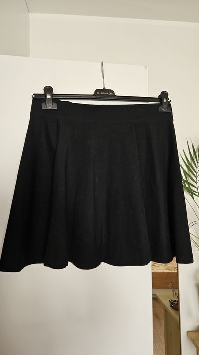 Czarna rozkloszowana spódniczka basic HM M pas 40cm