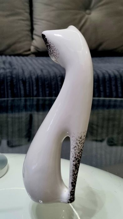 Sygnowana figurka „Siedzący kot” M. Naruszewicz Ćmielów, 1956 r.