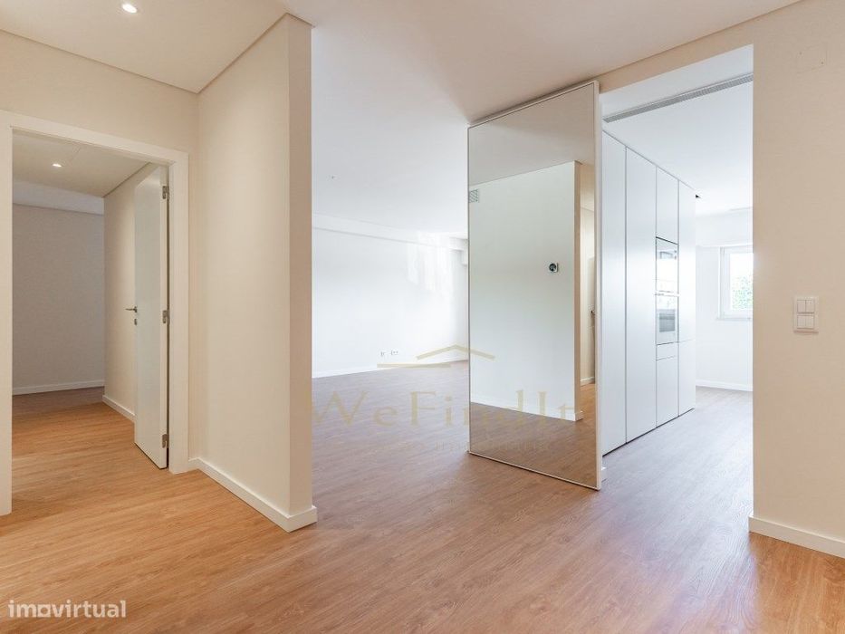 Apartamento T1 remodelado num condomínio com garagem, piscina e jar...