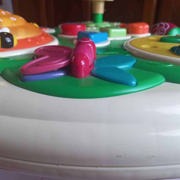 Mesa de atividades para bebés