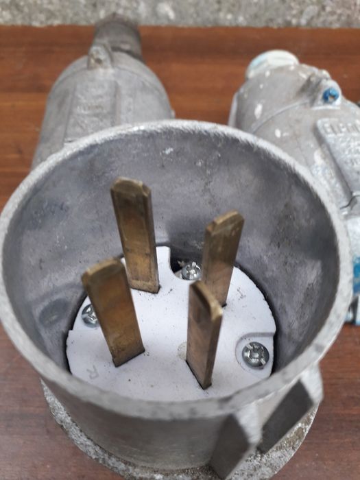 Wtyki,  gniazda na płaskie bolce