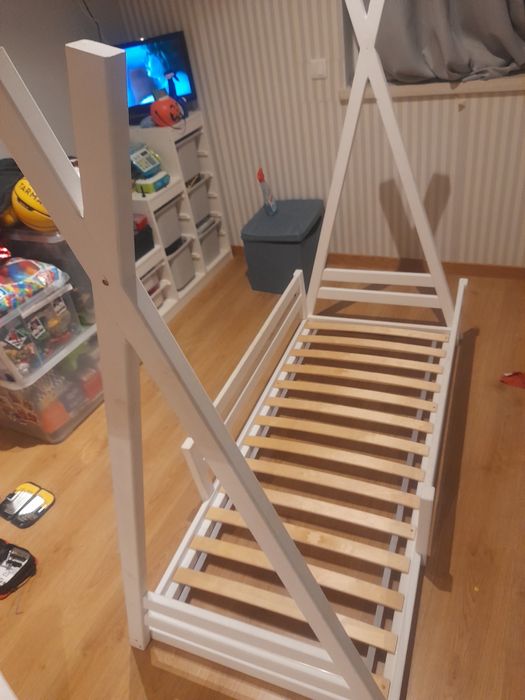 Cama montessori,feita à mão,que inclui; colchão,resguardo.