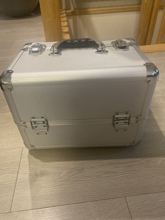 Kuferek kosmetyczny srebrny