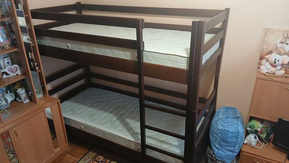 Продам двоповерхове дерев'яне ліжко "Шрек", разом з матрацами.