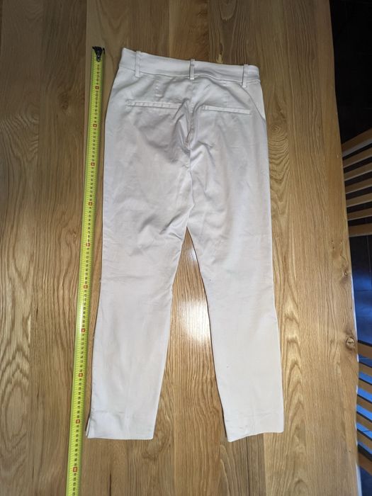 kremowe spodnie H&M, czterdzieści, obcisłe, Pawł niany. Modelują figury.
