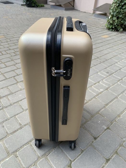 Продам чемодан среднего размера, б/у