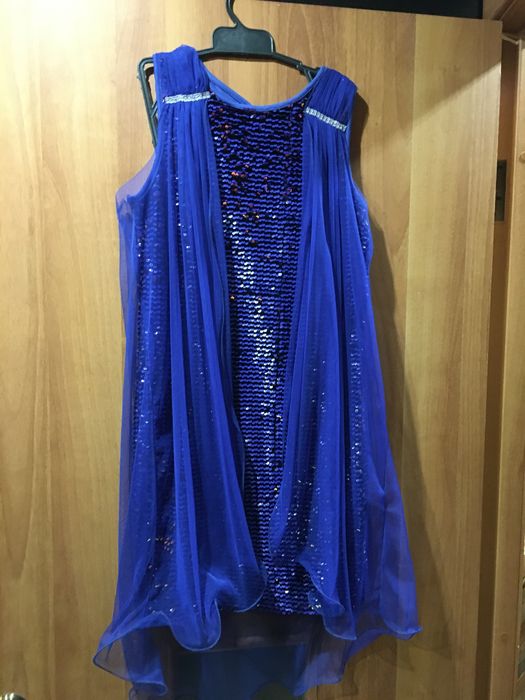 Продам платье синее с паетками и шлейфом для девочки