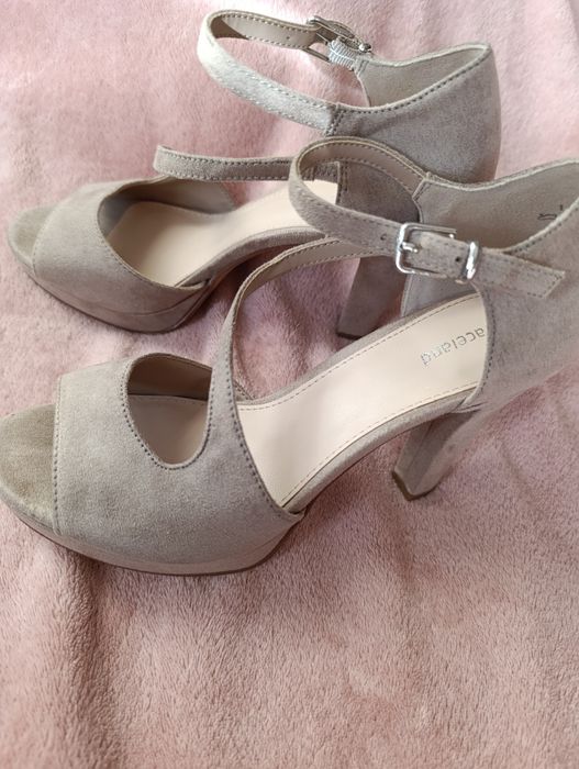 Beżowe buty na  obcasie