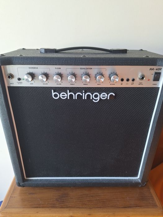 Guitarra Harley Benton ST 20 + Amplificador Behringer + Acessórios