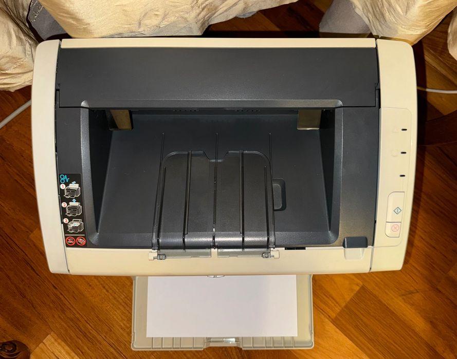 Продам легендарный лазерный принтер HP LaserJet 1022 картридж, кабеля