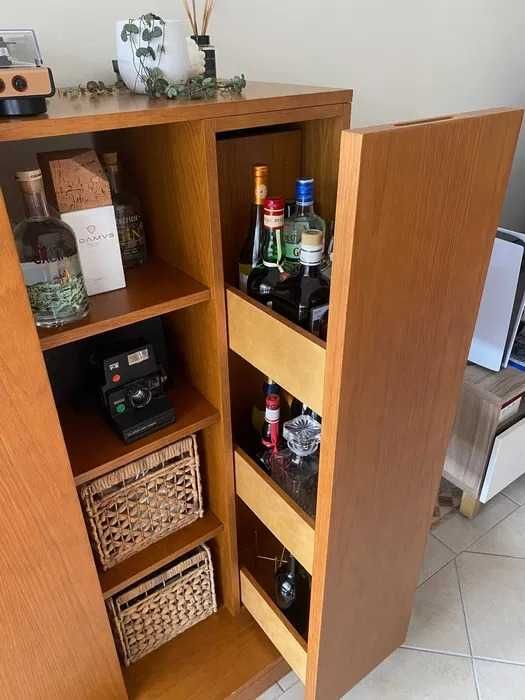 Móvel bar de madeira com porta-garrafas extraível