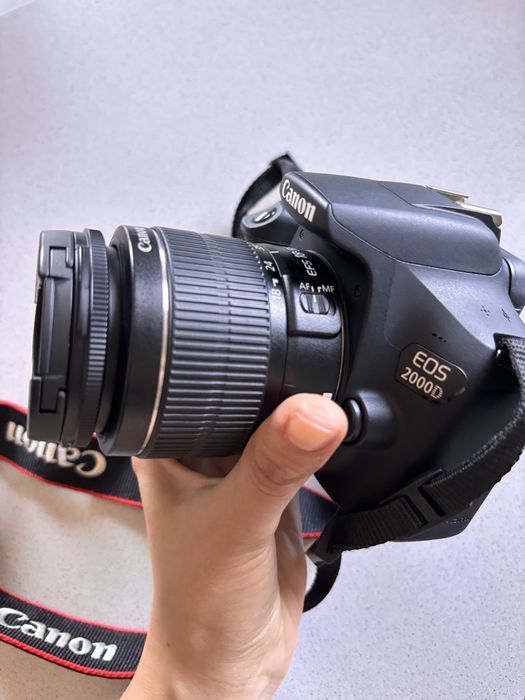 Canon  EOS 2000D