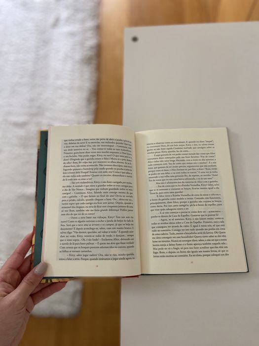 Livro Alice do outro lado do espelho e o que lá encontrou