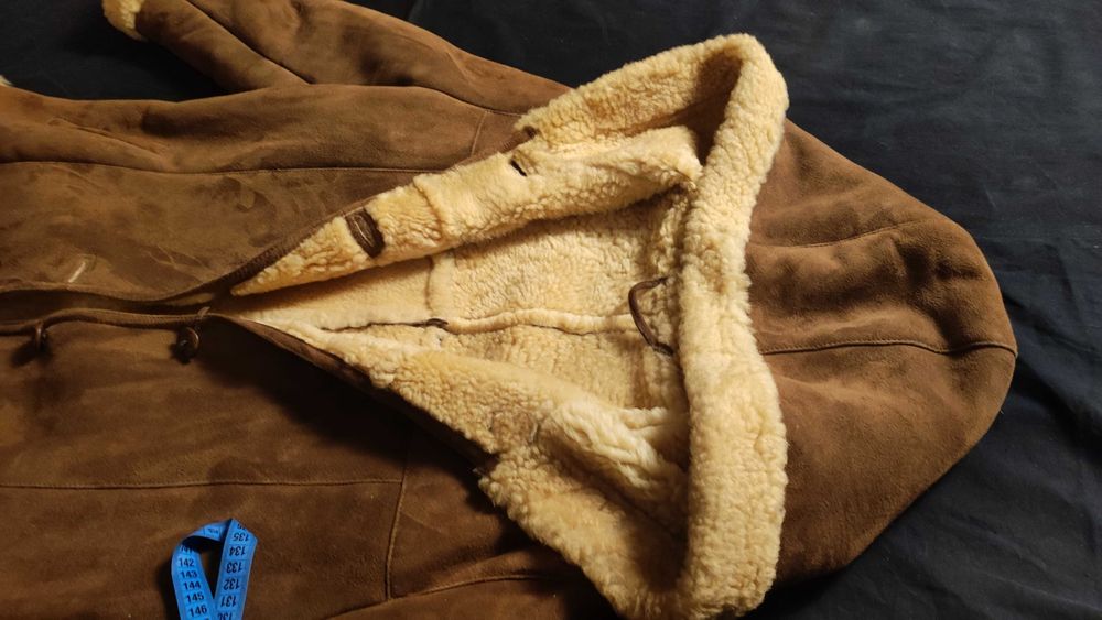 Kożuch naturalny z owczej skóry karmelowy brąz M–XL kaptur elegancki