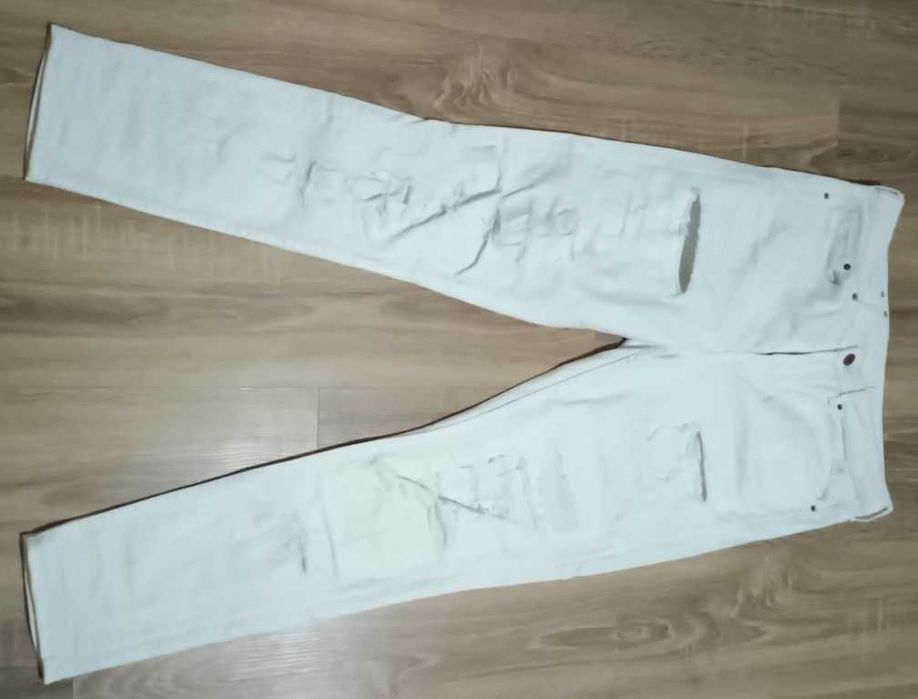 pilnie proste spodnie z dziurami