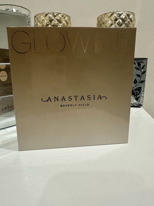 Glow Kit Anastasia Beverly Hills - paleta rozświetlaczy