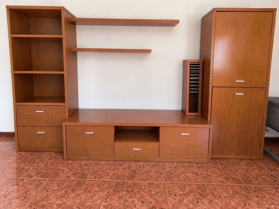 Móveis em madeira para sala de estar: Móvel de TV com gavetas + dois módulo de apoio nas laterais + duas prateleiras na parede