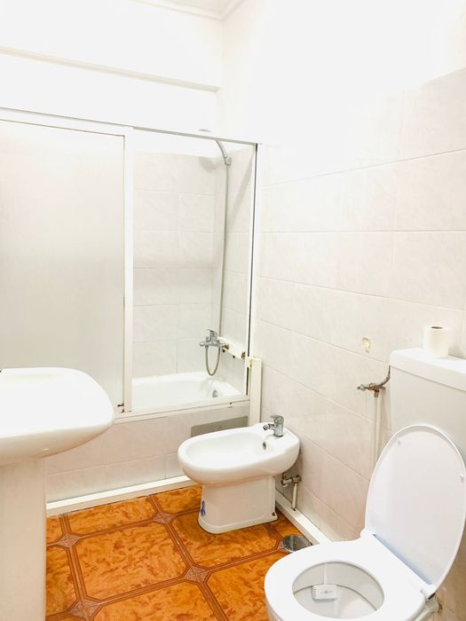 QUARTO DE CASAL NA AMORA, disponível entrada imediata.