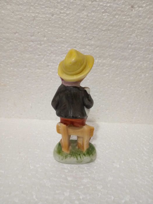 Фарфоровая статуэтка " Мальчик с кроликом " Италия