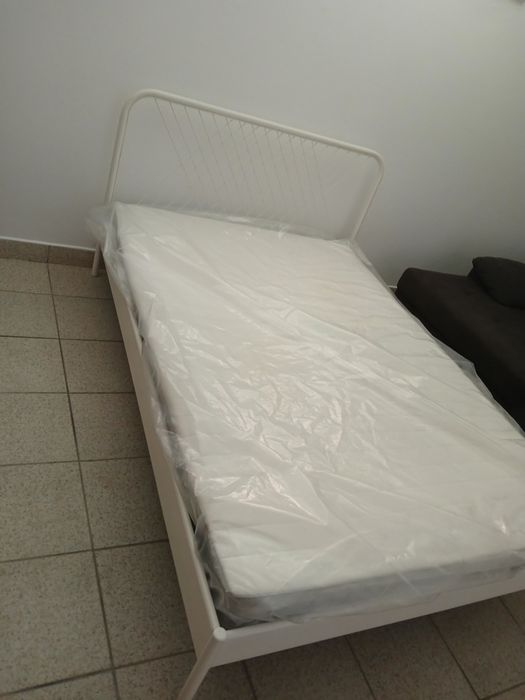 Cama de casal, com colchão