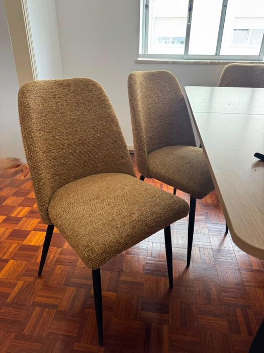 Mesa extensível de madeira com 6 cadeiras