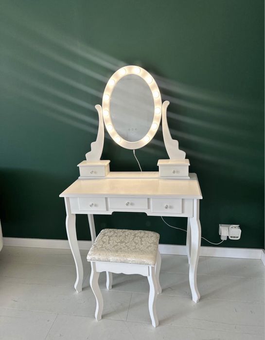 Toletka biała oświetlenie