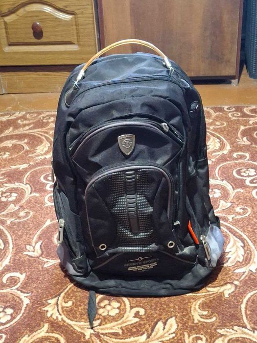 Черный Рюкзак Бельгия -  1 замок сломанный.