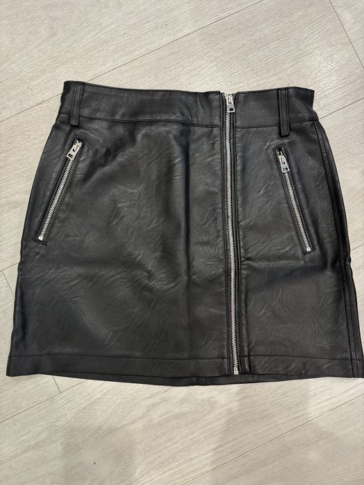 Стильна жіноча спідничка з екошкіри