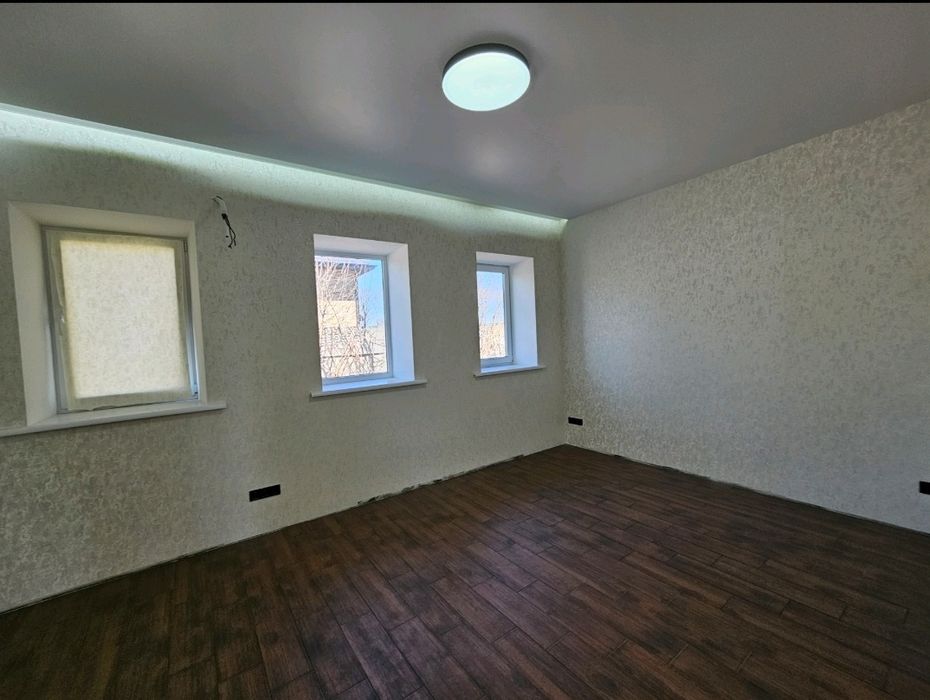 Продам новый дом с ремонтом  в с.Обуховка (100 м.до леса)