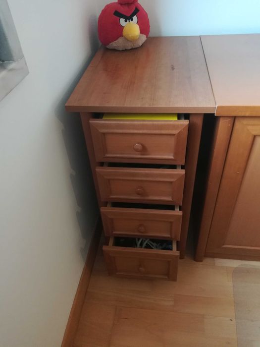 4 moveis de quarto com secretária