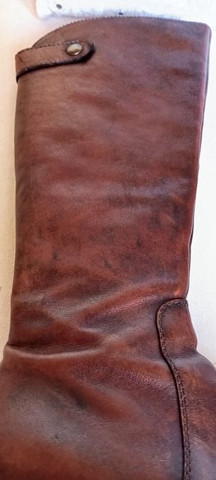 Bota em pele de cano alto castanho