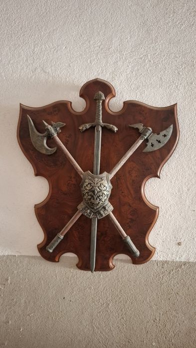 Painel Decorativo Medieval com Espada e Alabardas – Madeira e Metal