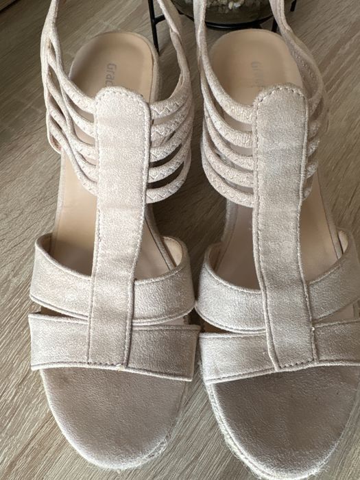 Nowe beżowe sandały na koturnie