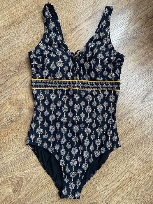 Стильний суцільний купальник