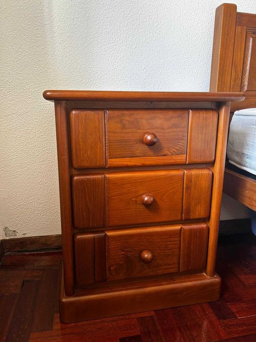 Cama de casal em madeira maciça + colchão + estrado + 2 mesas de cabeceira