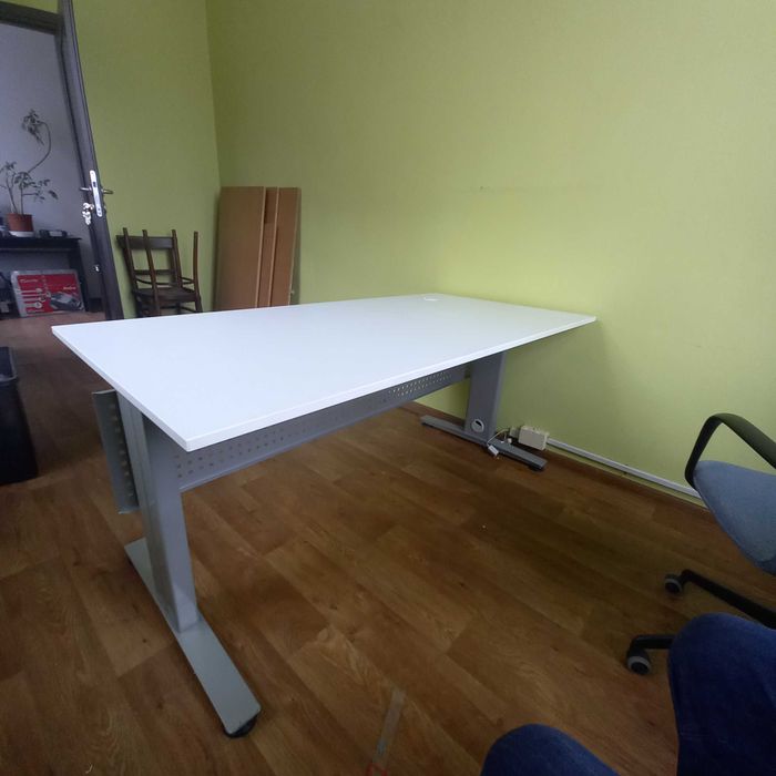 Biurko  na metalowej podstawie z białym blatem