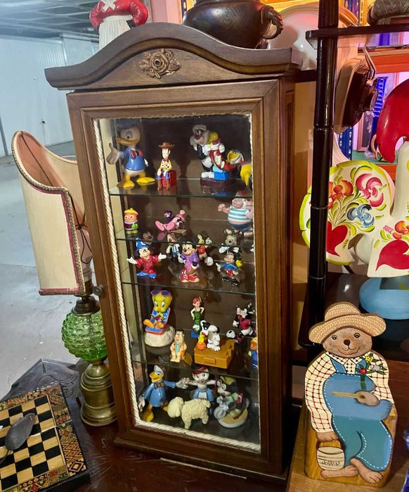 Móveis expositores, cristaleiras e vitrines antigos e vintage