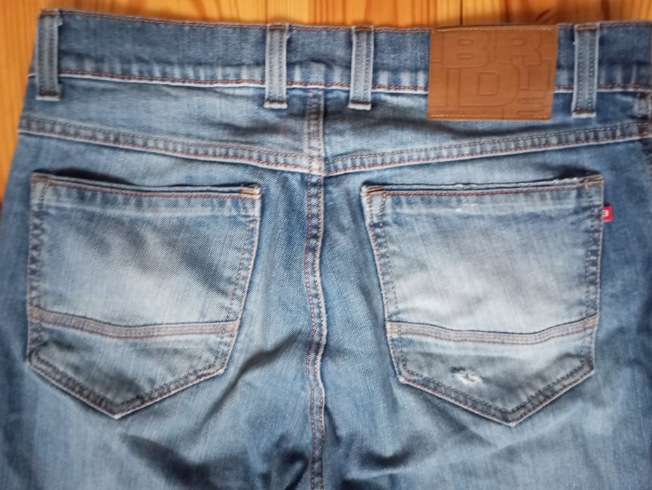 Bardzo fajne modne jeansy męskie firmy Bridle