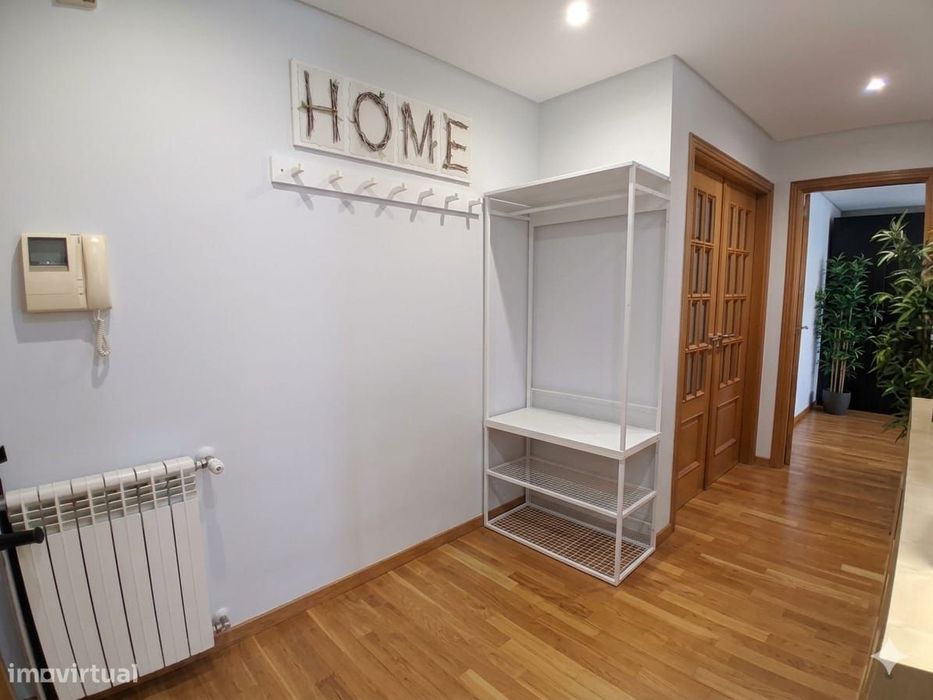 Apartamento T3 com varanda em Carcavelos