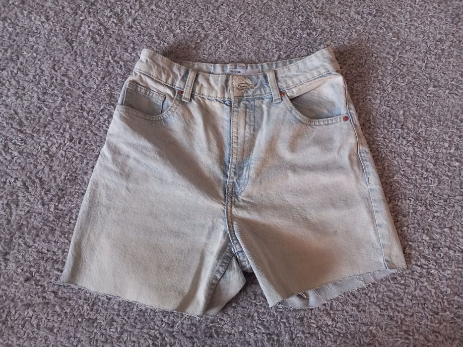Krótkie spodenki jeansowe Bershka