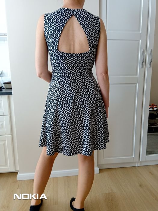 Sukienka z łezką czarno-biała 38 H&M