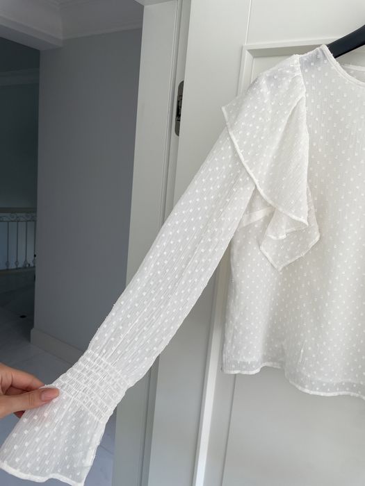 Elegancka bluzka biala damska z falbanami Bershka