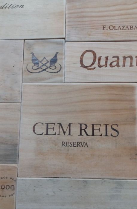 Painel/mural de madeira com caixas vinho